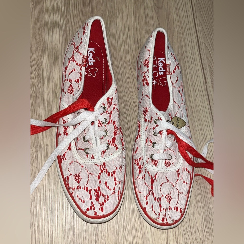 Limited Taylor Swift Red Keds w-10. Never worn ❤️
